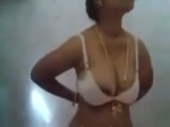 Cute non-professional Indian nympho flashes her mangos during the time that putting on sari